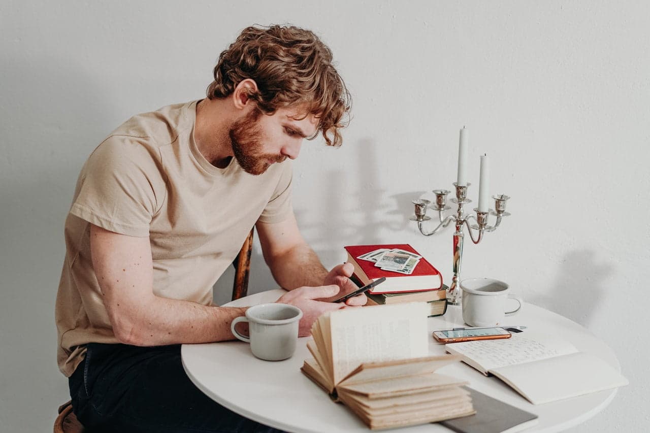 man-sitting-while-using-his-smartphone-3692882 Contáctenos